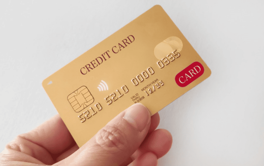 手に持たれたクレジットカード