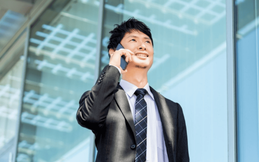 スマホで通話するスーツ姿の男性
