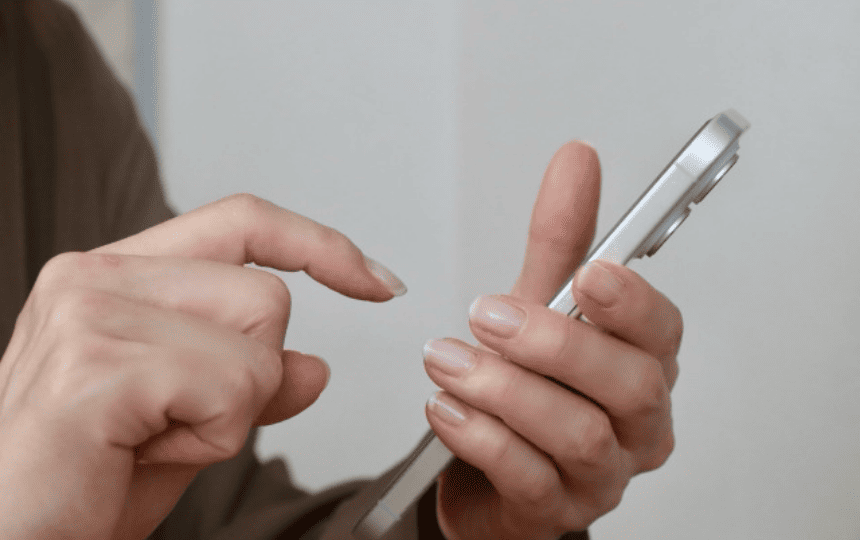 スマホを操作する手