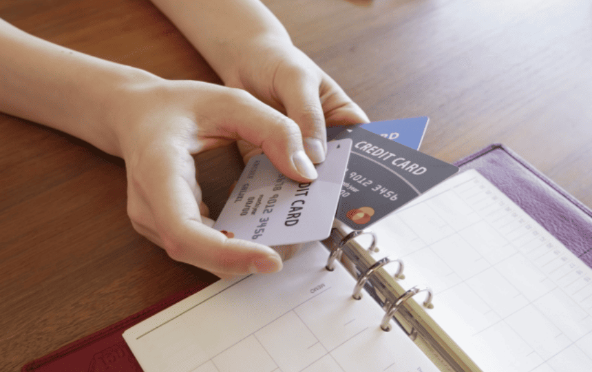 複数枚のクレカを持つ女性
