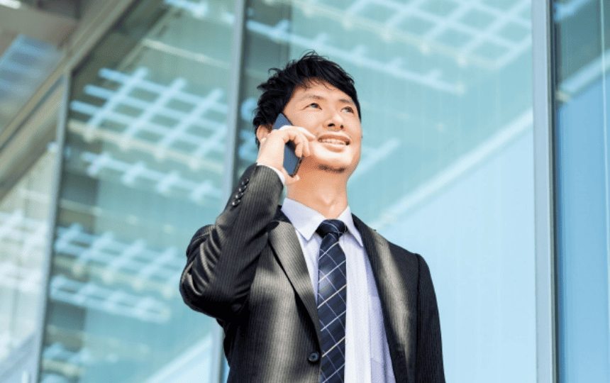 スマホで通話する男性