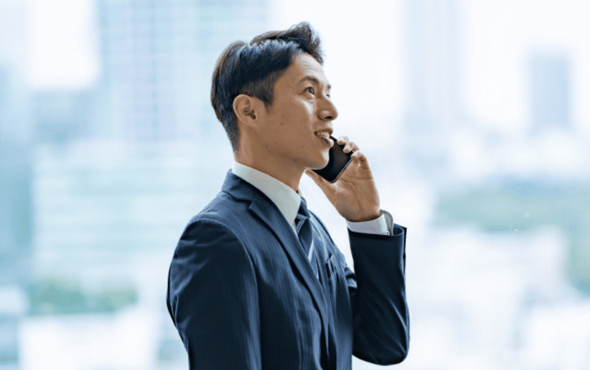 スマホで通話する男性