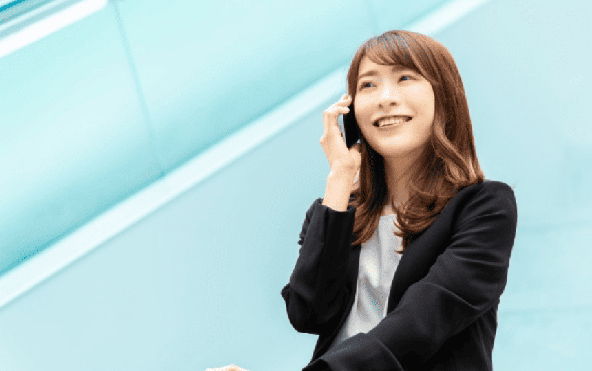 スマホで通話する笑顔の女性