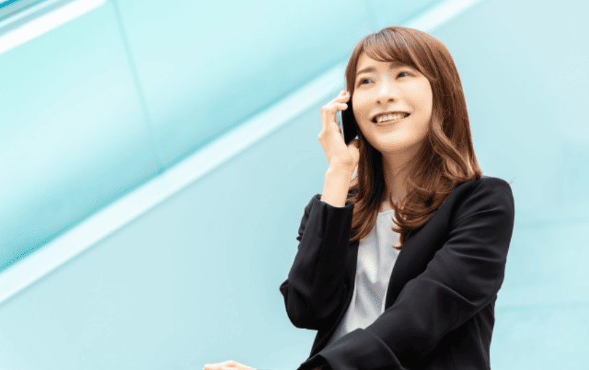 スマホで通話する笑顔の女性