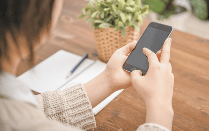 スマホを操作する女性