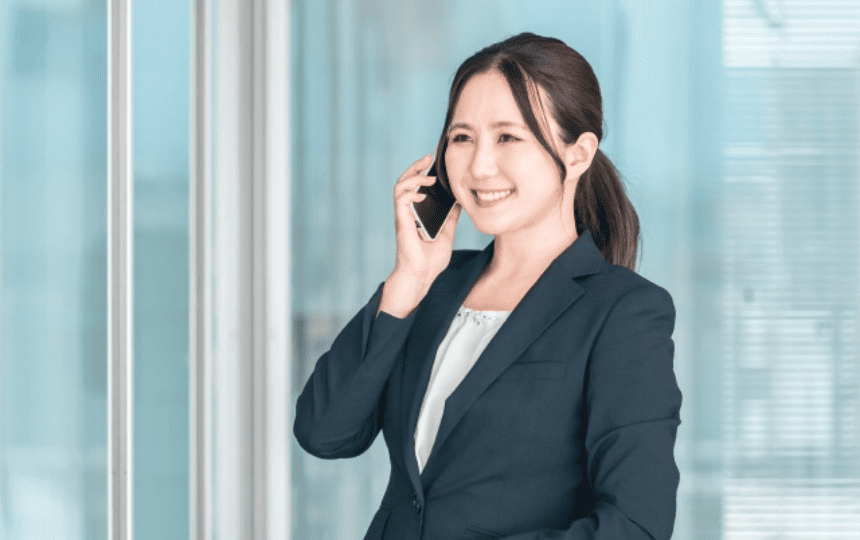 スマホで通話する笑顔の女性