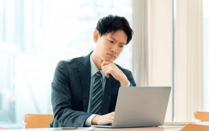 ノートパソコンの画面を見る男性