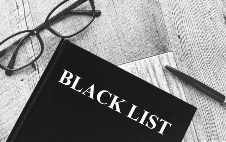 ブラックリストと書かれたノートとメガネ