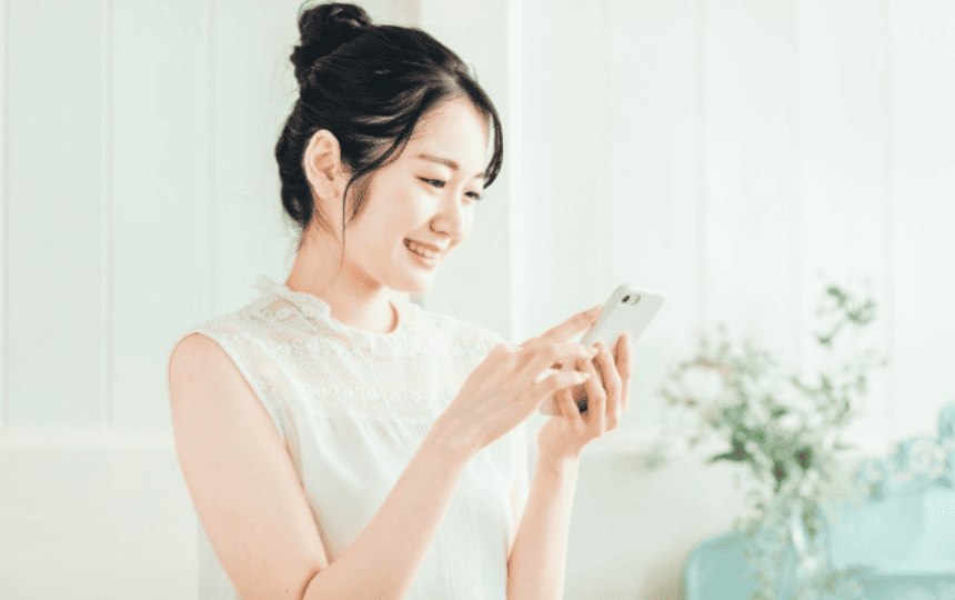 スマホを操作する女性