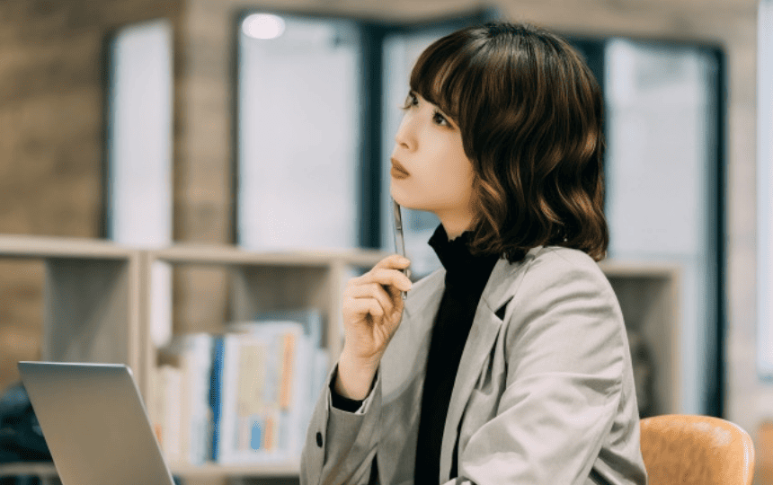 遠くを眺める女性