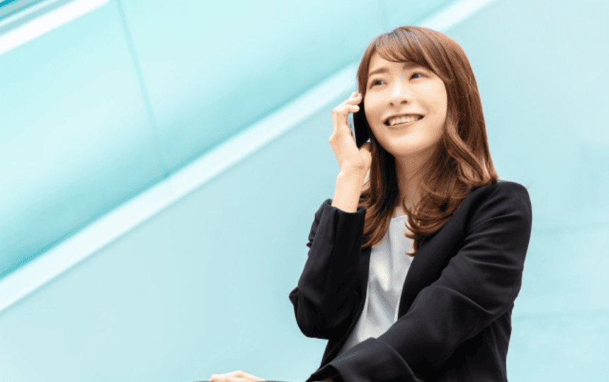 スマホで通話する笑顔の女性