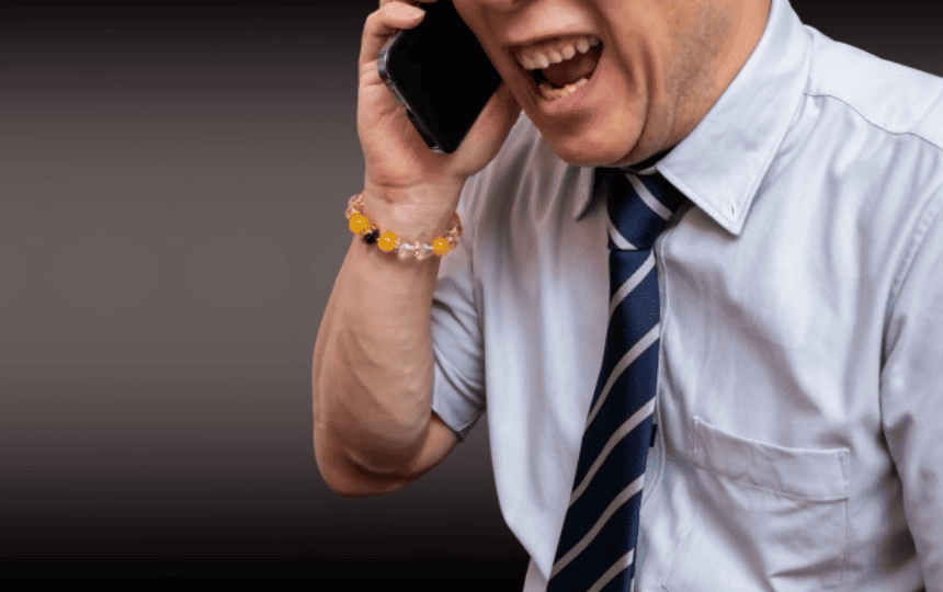 スマホで通話し叫ぶ男性