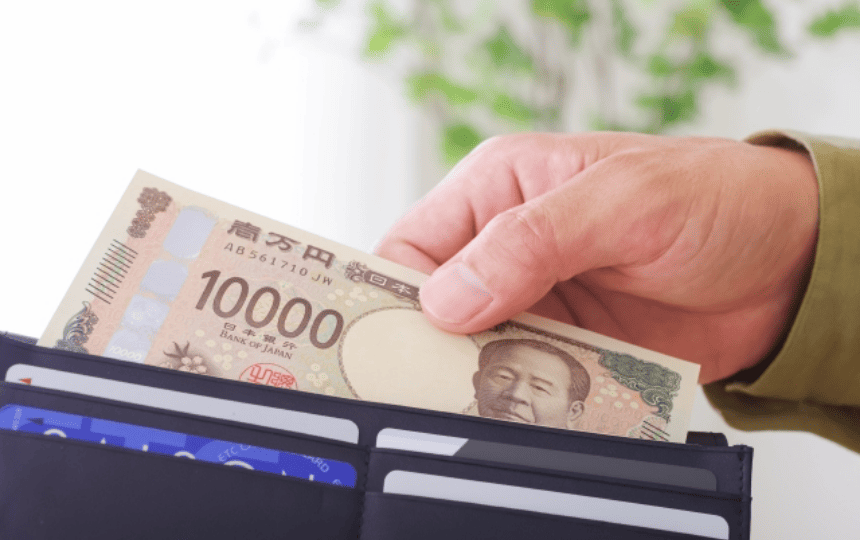 財布からお金を取り出す様子