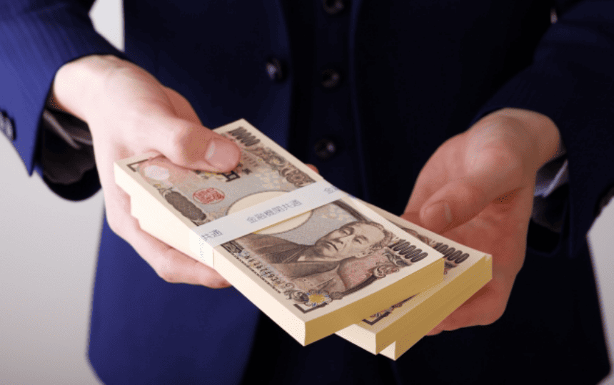 大金を持つ男性