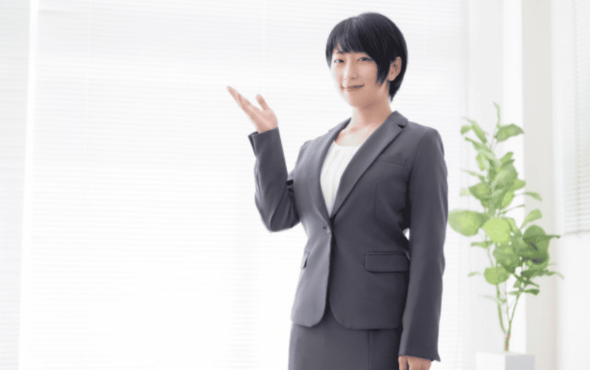 スーツ姿の女性