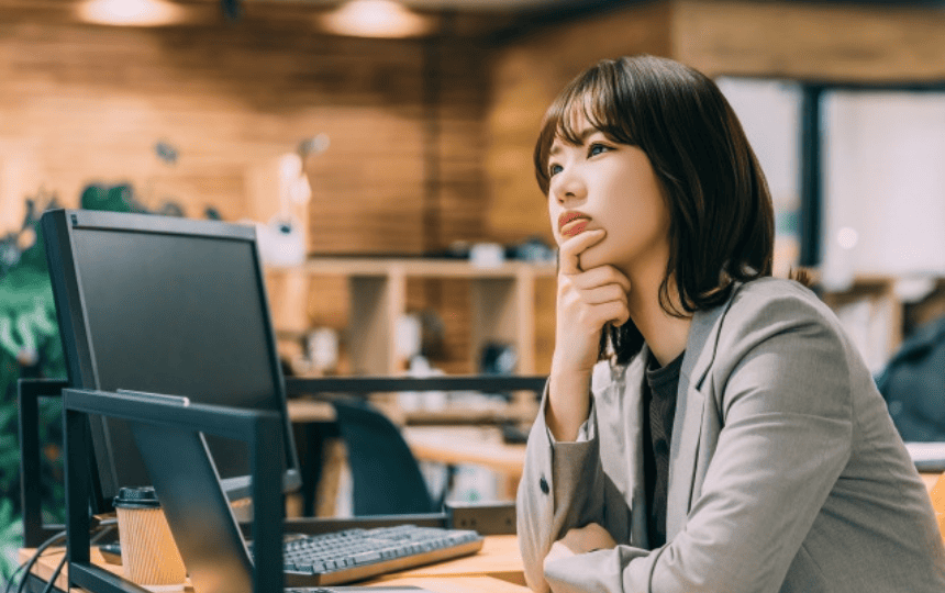 遠くを眺める女性