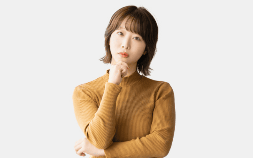 顎に手を当て悩む女性