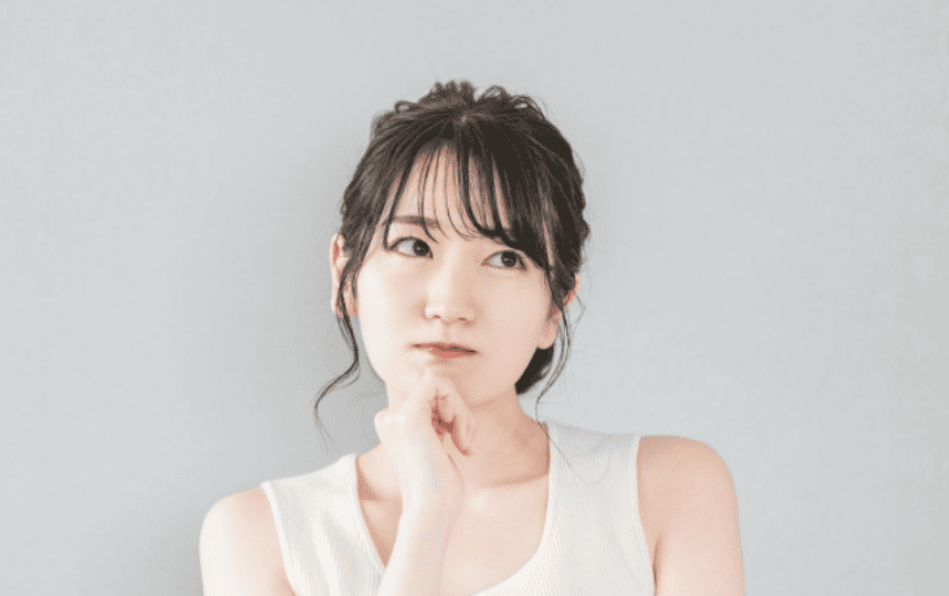 顎に手を当てた女性