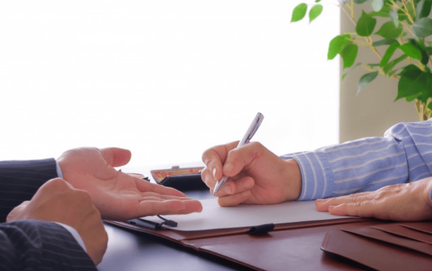 書類に書き込む様子