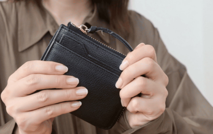 財布からお金を取り出す女性