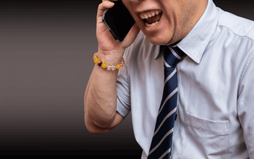 スマホの通話中の怒鳴る男性