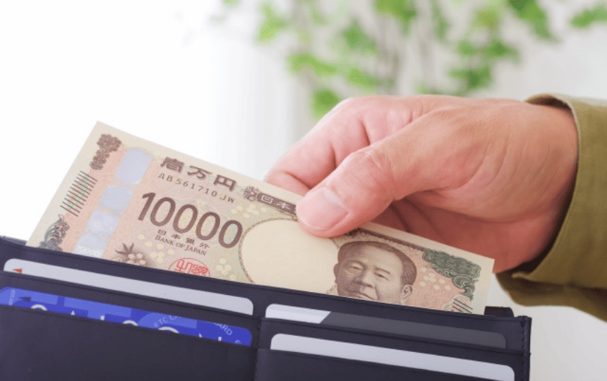 財布からお金を取り出す様子