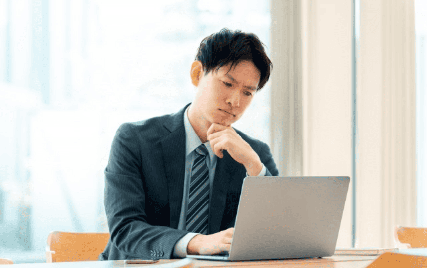 ノートパソコンを見る男性