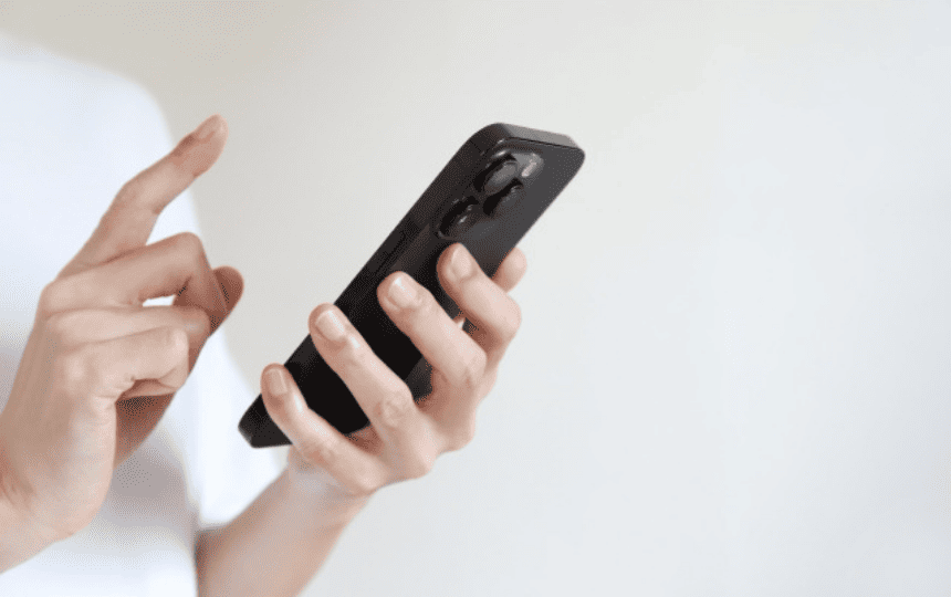 スマホを操作する様子