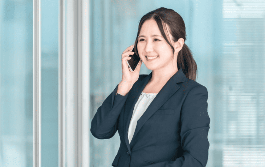 スマホで通話する笑顔の女性