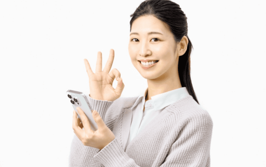 スマホを操作する女性