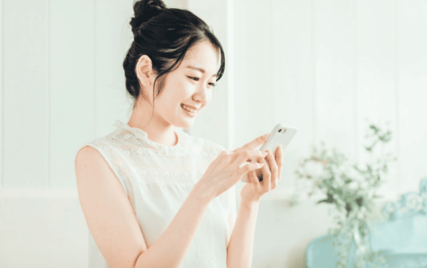 スマホを操作する女性