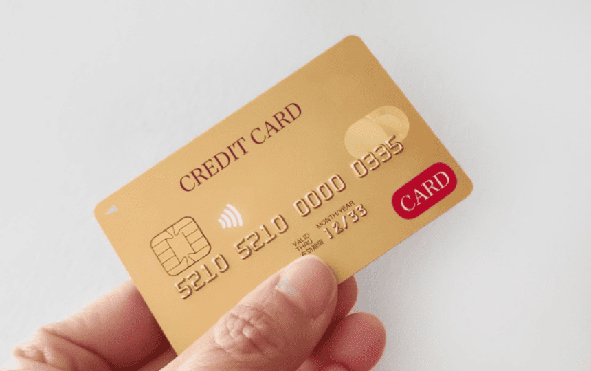 手に持つクレカ