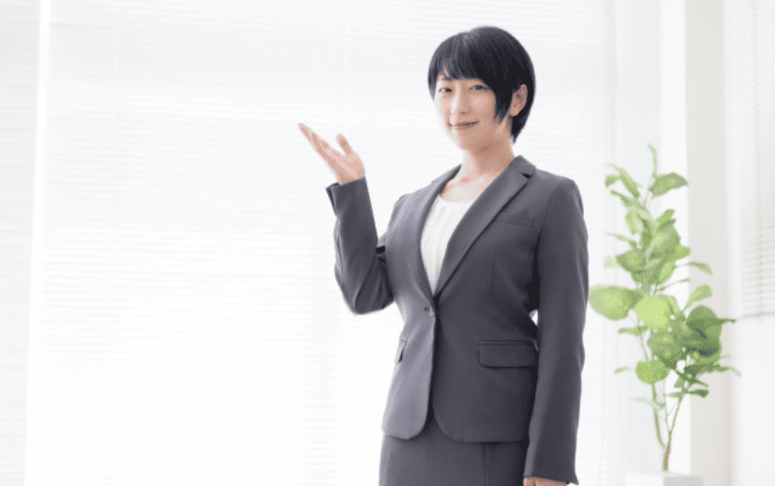 スーツ姿の女性