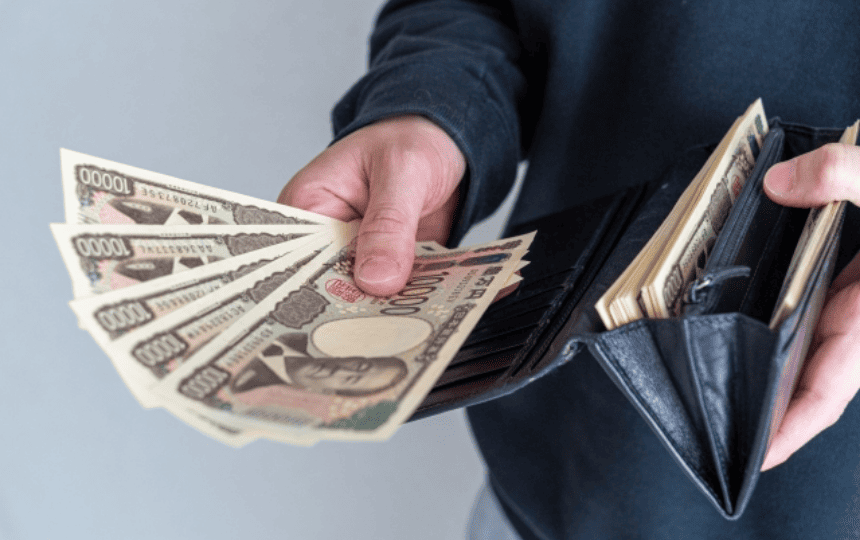 財布からお金を取り出す様子