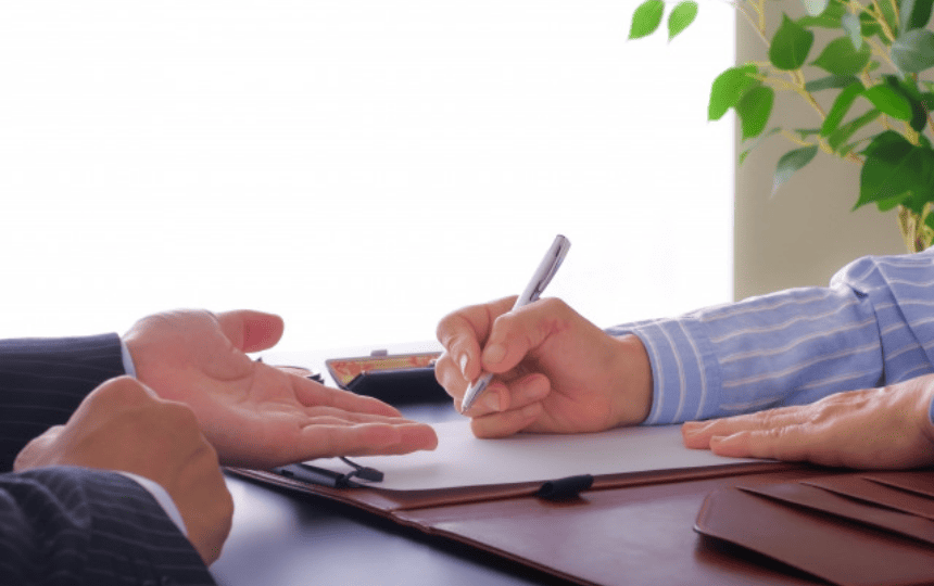 書類に書き込む様子