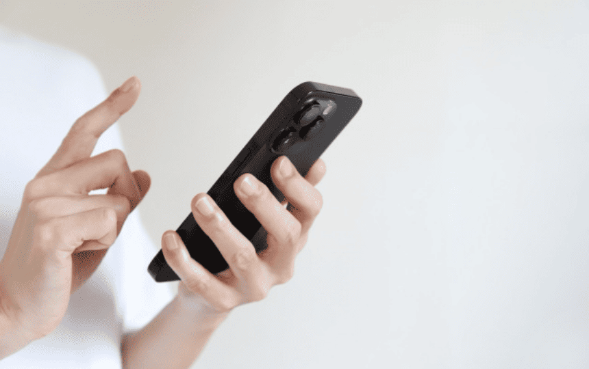 スマホを操作する様子