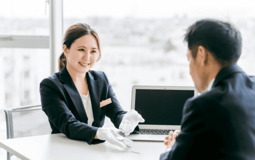 質屋スタッフが商品を見せる様子