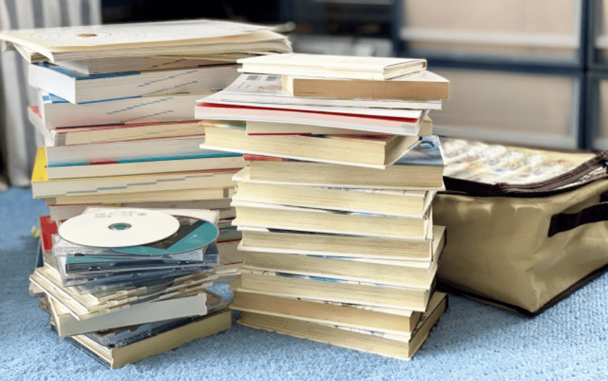 本とCDが積み上げられている様子
