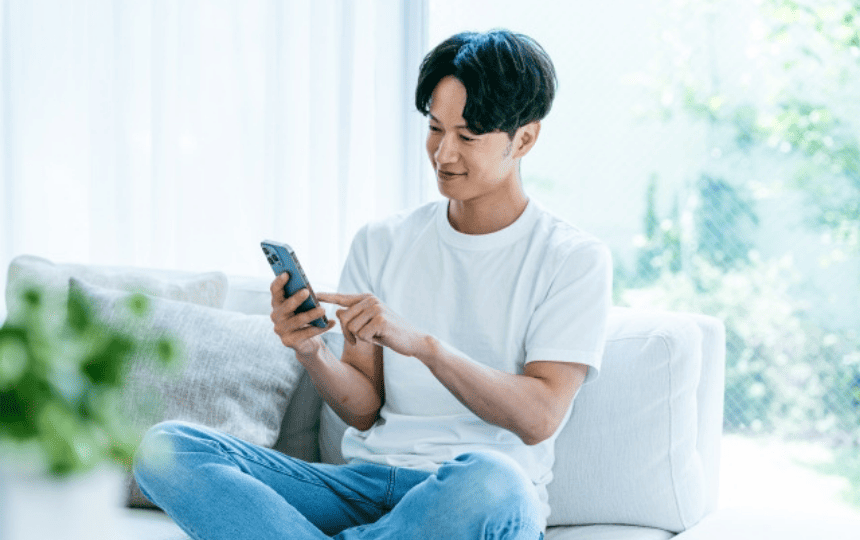 スマホを見て笑顔の男性