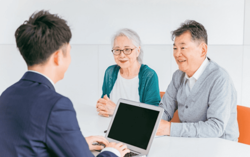 窓口で話す老夫婦