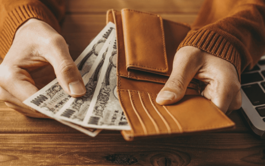 財布からお金を取り出す様子