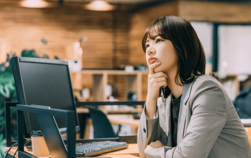 顎に手を当て遠くを見る女性