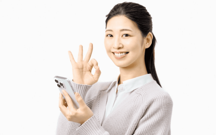 スマホを操作する女性