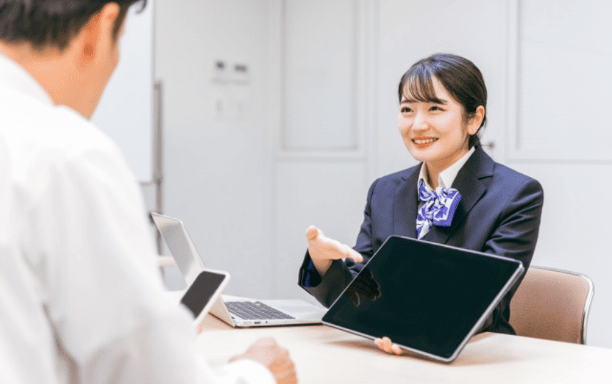 タブレットを見せる女性店員
