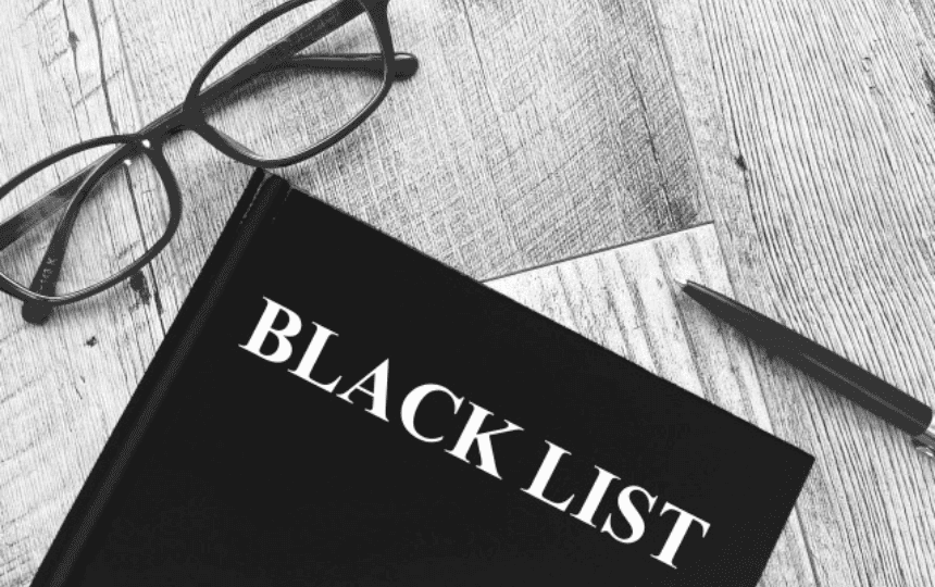 ブラックリストと書かれたノートとメガネ