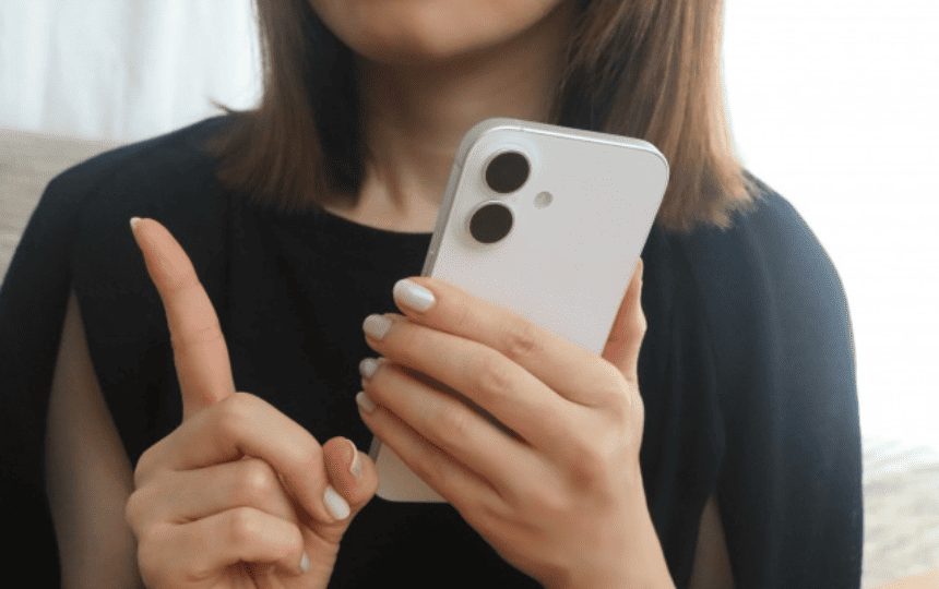 スマホを操作する様子