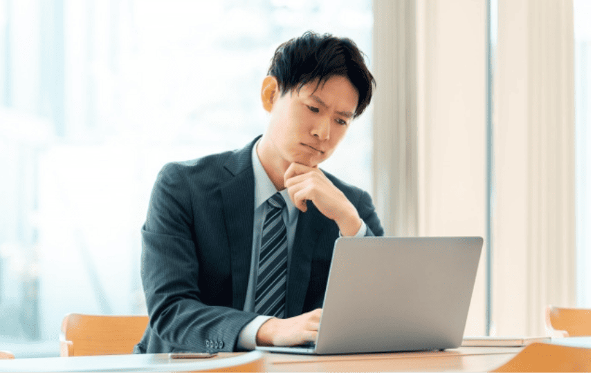 ノートパソコンを操作する男性