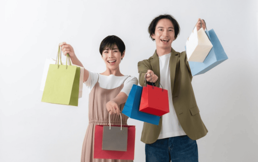 紙袋を掲げる男女