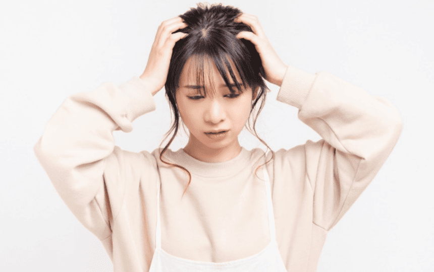 頭をかかえる女性