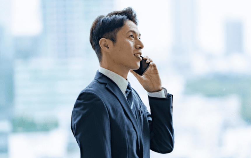 スマホで通話する男性